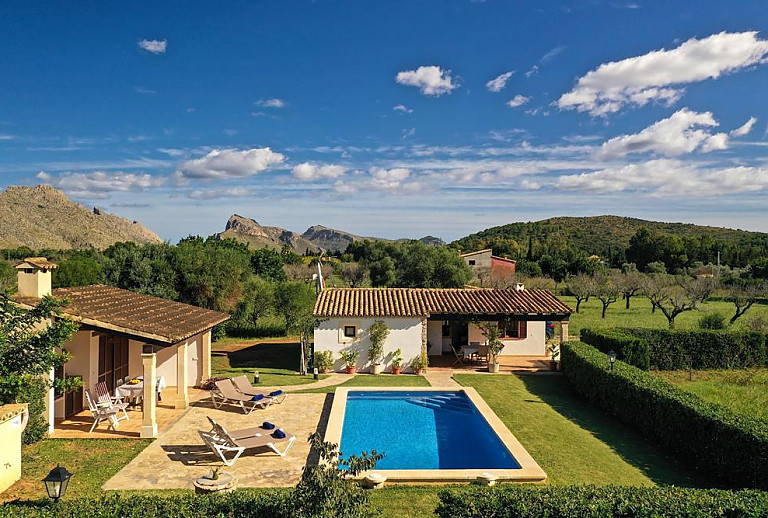 Grundstück mit Pool und Rasenfläche vor der Finca