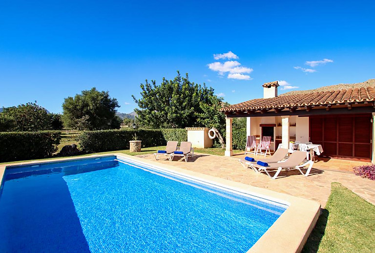 Poolliegen am Pool vor der Finca