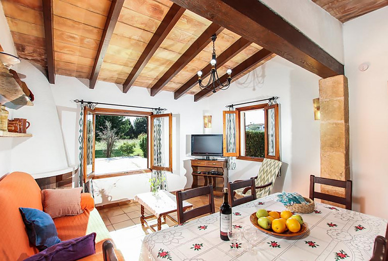 Wohnbereich mit Fernseher und Sofa