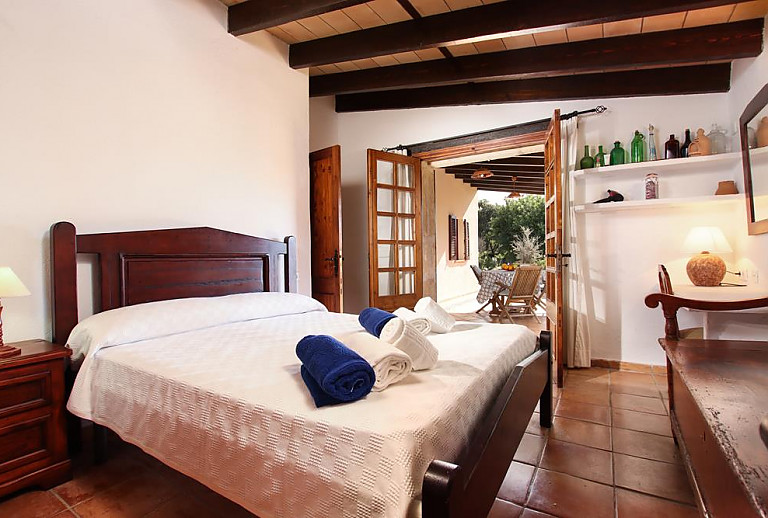 Schlafzimmer mit Doppelbett und Terrassentür