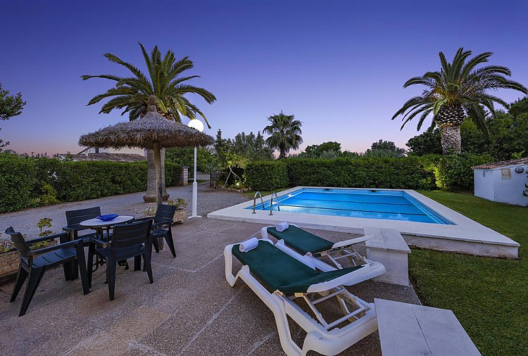 Garten mit Pool und Hecke