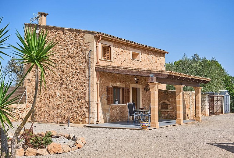 Finca mit überdachter Terrasse