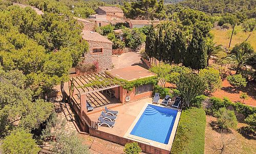 Finca mit Grundstück und Pool