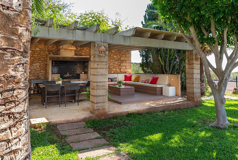 Terrasse mit Vordach und Grill