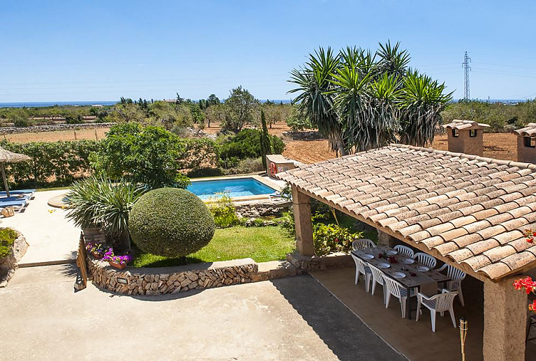 Terrasse und Pool mit Rasenfläche