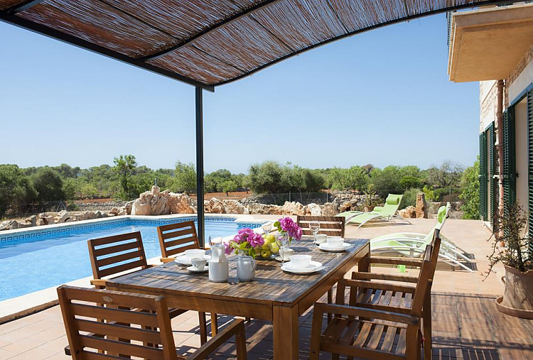 Terrasse mit Tisch und Stühlen