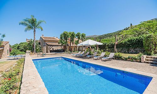 Pool im Garten der Finca mit Sonnenliegen