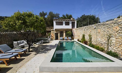 Ferienhaus mit Pool und Sonnenliegen