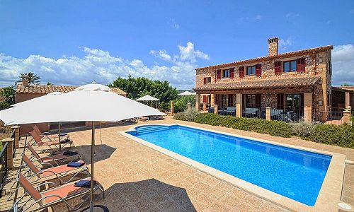 Finca mit Pool und Sonnenschirm