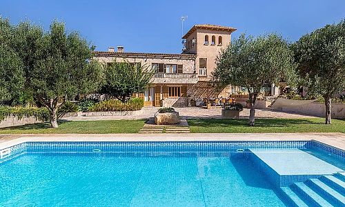 Außenbereich mit Pool vor der Finca