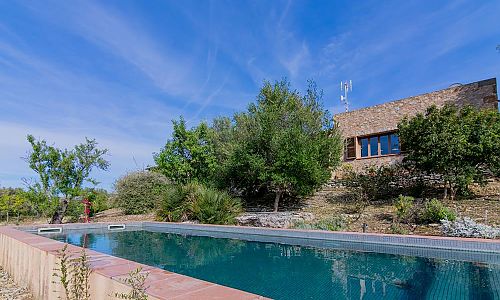 Finca mit Pool und Bäumen