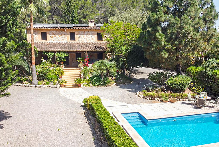 Finca mit Rasen und Pool