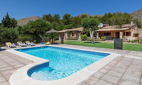 Poolbereich mit Sonnenschirm und Poolliegen