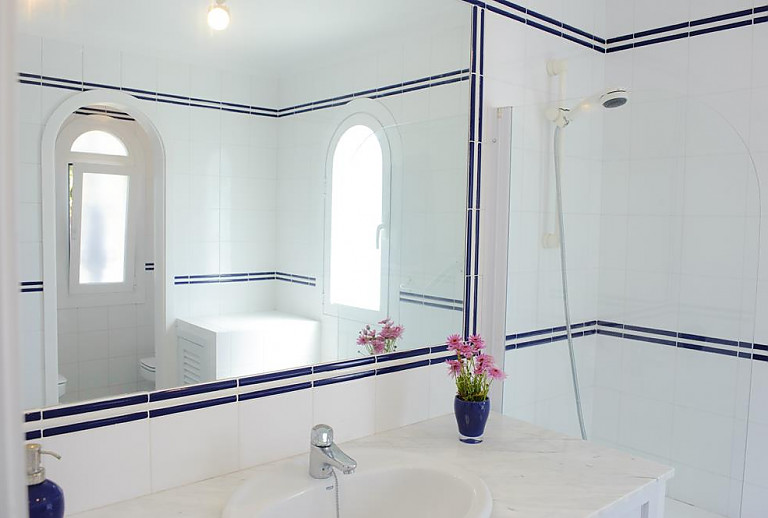 Badezimmer mit Dusche und Waschbecken