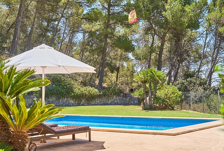 Sonnenliegen am Pool mit Blick ins grüne