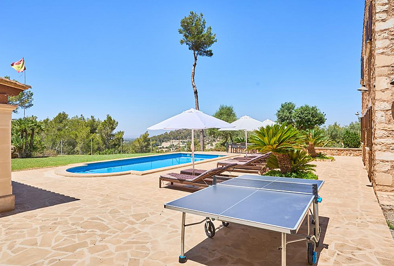 Tischtennisplatte am Pool