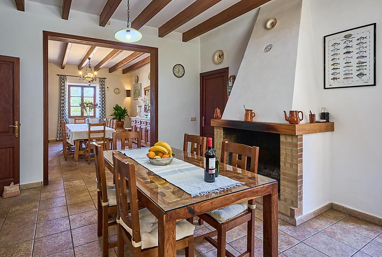 Esstisch mit Stühlen im Esszimmer