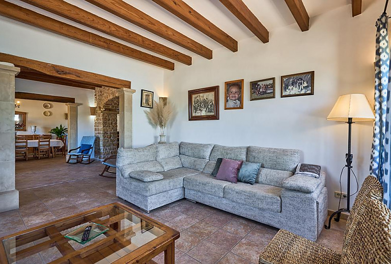 Wohnzimmer mit Couch und Stehlampe