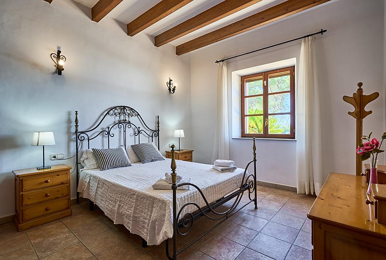 Schlafzimmer mit Doppelbett und Fenster