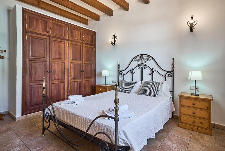 Schlafzimmer mit Doppelbett und Wandschrank