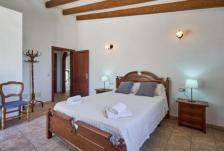 Schlafzimmer mit Doppelbett und Nachttisch