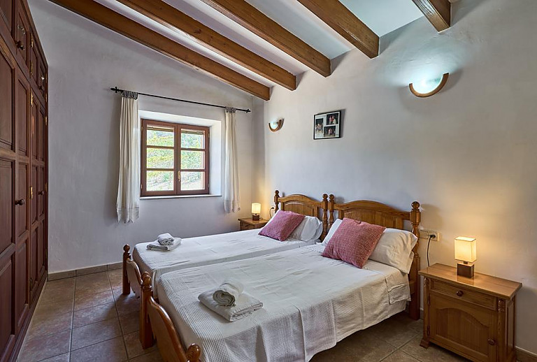 Schlafzimmer mit Einzelbetten und Kleiderschrank