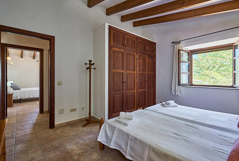 Schlafzimmer mit Einzelbetten mit Fenster