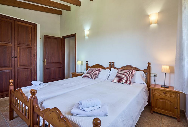 Schlafzimmer mit Einzelbetten mit Nachttisch