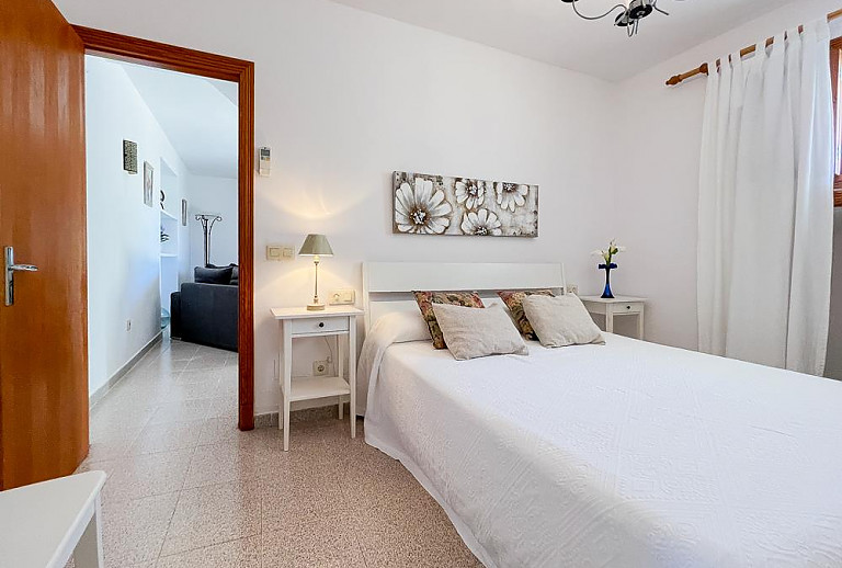 Schlafzimmer mit Doppelbett und Nachttisch