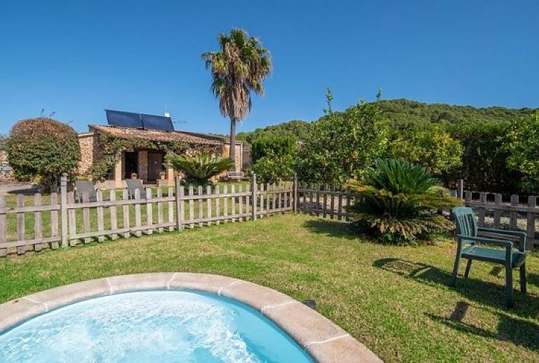 Pool und Gartenmöbel vor der Finca