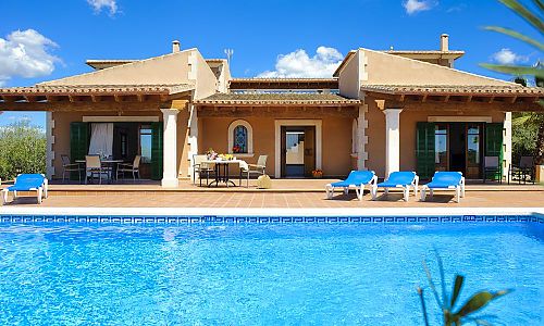 Poolbereich mit Sonnenliegen vor der Finca