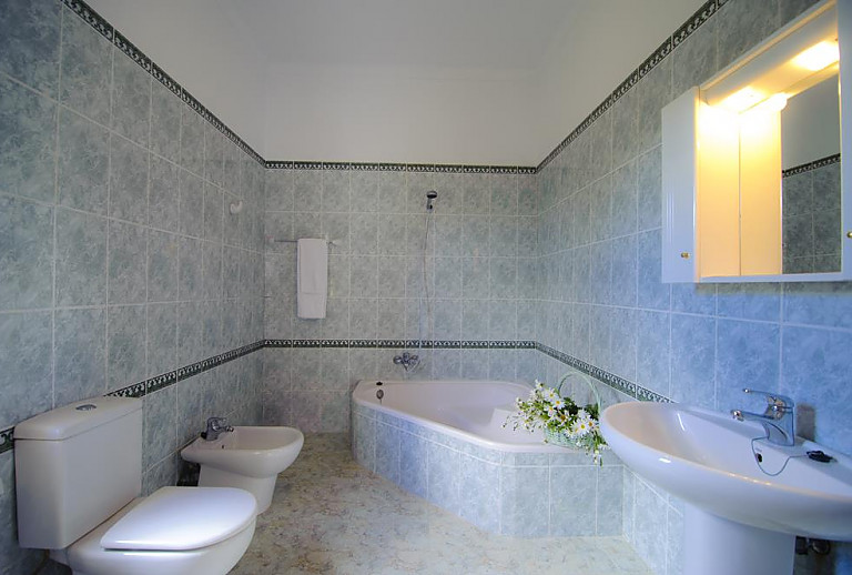 Wanne und Waschbecken im Badezimmer