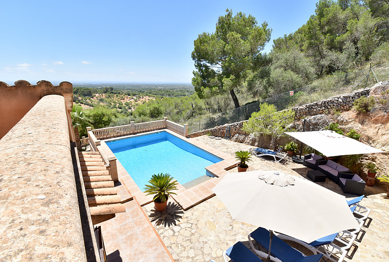 Blick auf den Pool und die umliegende Landschaft