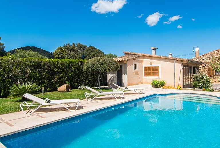 Pool mit Sonnenliegen vor der Finca