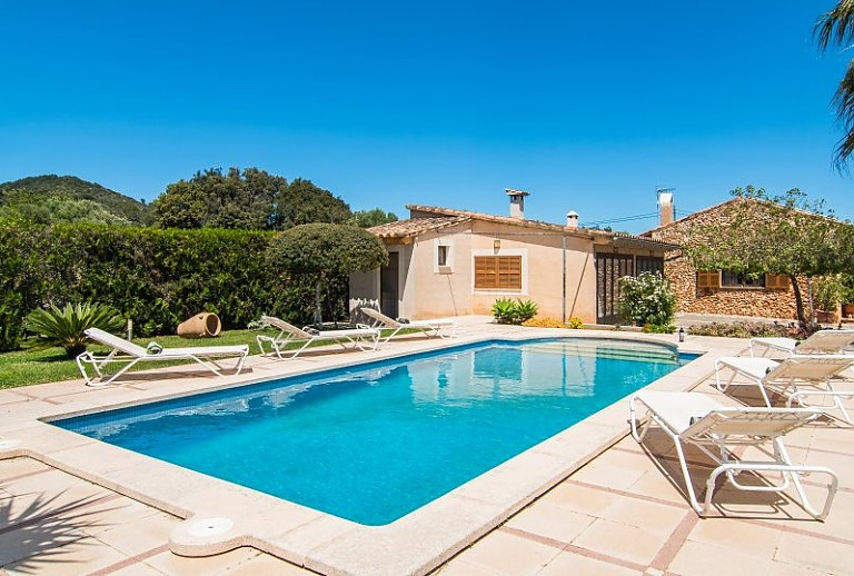 Pool mit Sonnenliegen vor der Finca