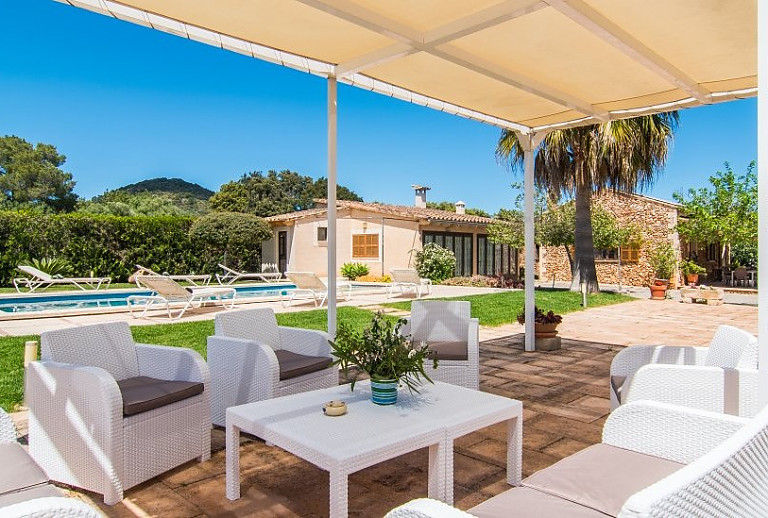 Terrasse mit Vordach und Esstisch
