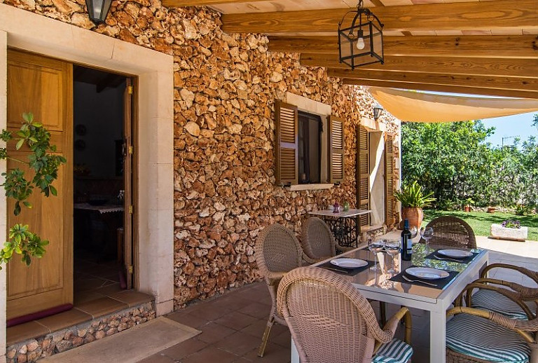 Terrasse mit Vordach und Esstisch