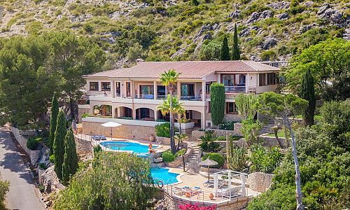 Finca mit Poolterrasse und Garten