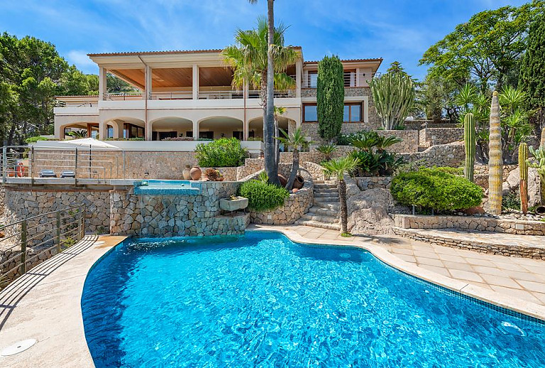 Pool und Pflanzen auf der Terrasse der Finca
