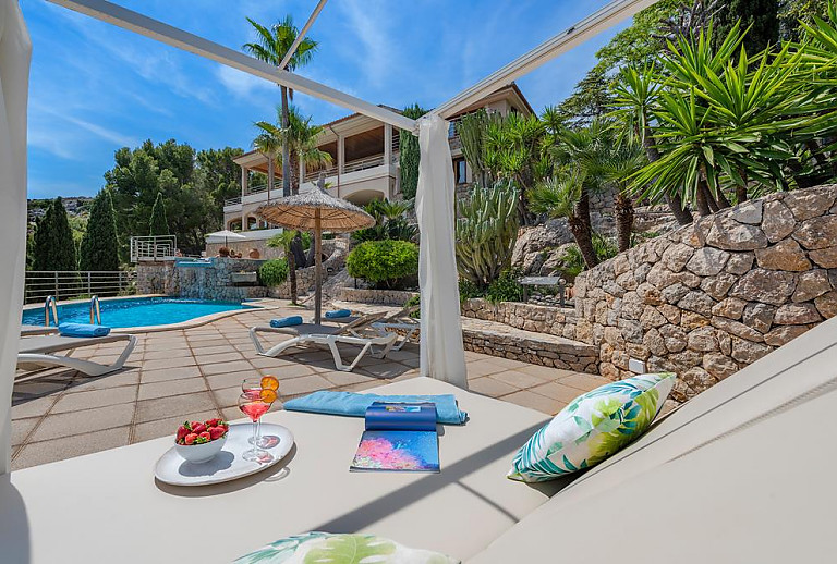 Finca mit Poolterrasse und Garten