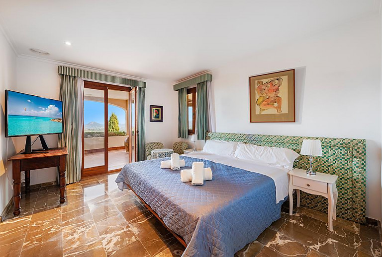 Schlafzimmer mit Doppelbett und Balkon