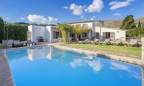 Pool im Garten vor der Finca