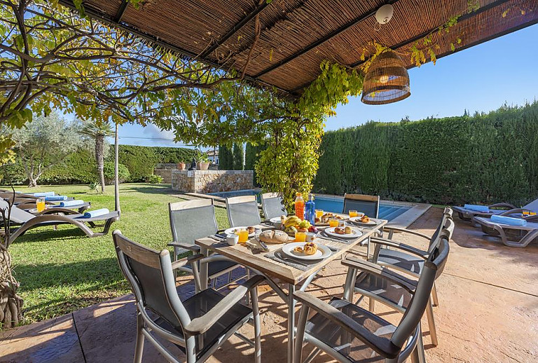 Terrasse mit Vordach und Esstisch