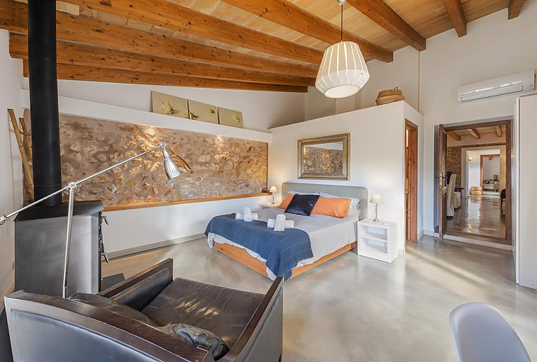 Schlafzimmer mit Doppelbett und Nachttisch