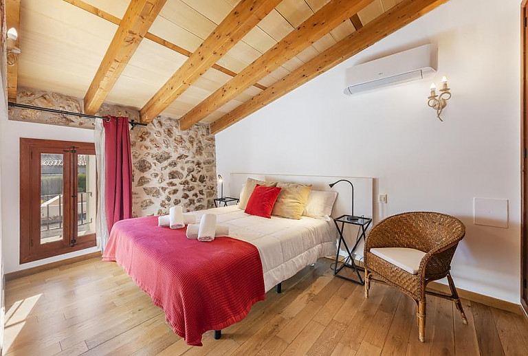 Schlafzimmer mit Doppelbett und Klimaanlage