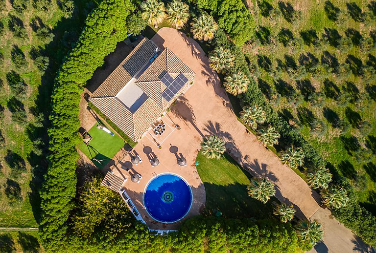 Luftaufnahme vom Grundstück mit Pool