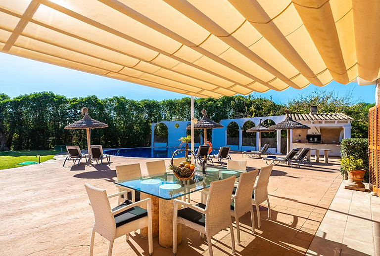 Terrasse mit Sonnensegel und Poolblick