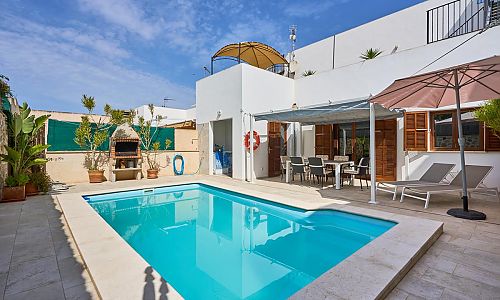 Ferienhaus mit Terrasse und Pool