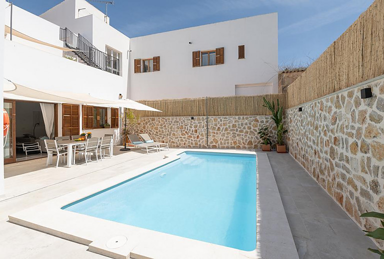 Ferienhaus mit Terrasse und Pool