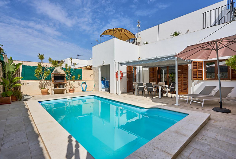 Ferienhaus mit Terrasse und Pool